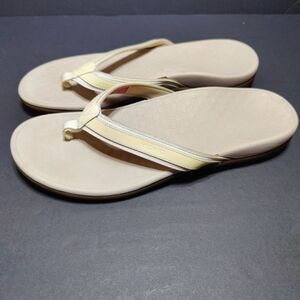 VIONIC Women's High Tide  Cream White Patent Platform Flip Flop Sandals Size 12